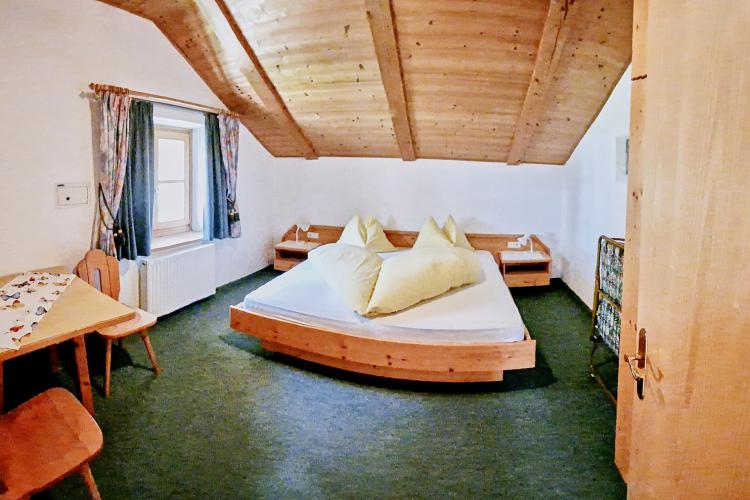 Schlafzimmer mit Doppelbett