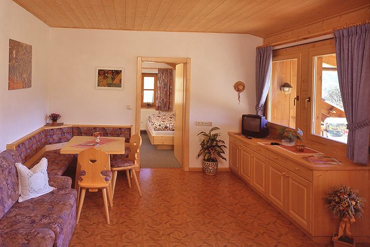 Wohnraum in der Schlosswohnung mit Sitzecke und Sofa