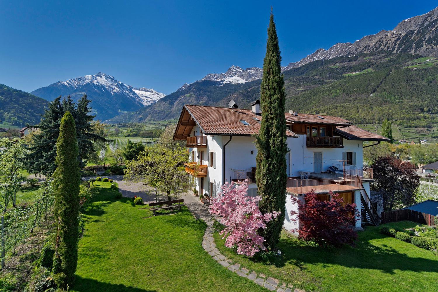 Pendler Hof a Lagundo con vista splendida sui monti che circondano Merano